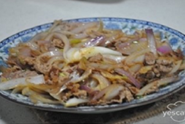 Жареная баранина с луком Жареная баранина с луком