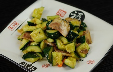 Свиной окорок с огурцом Свиной окорок с огурцом